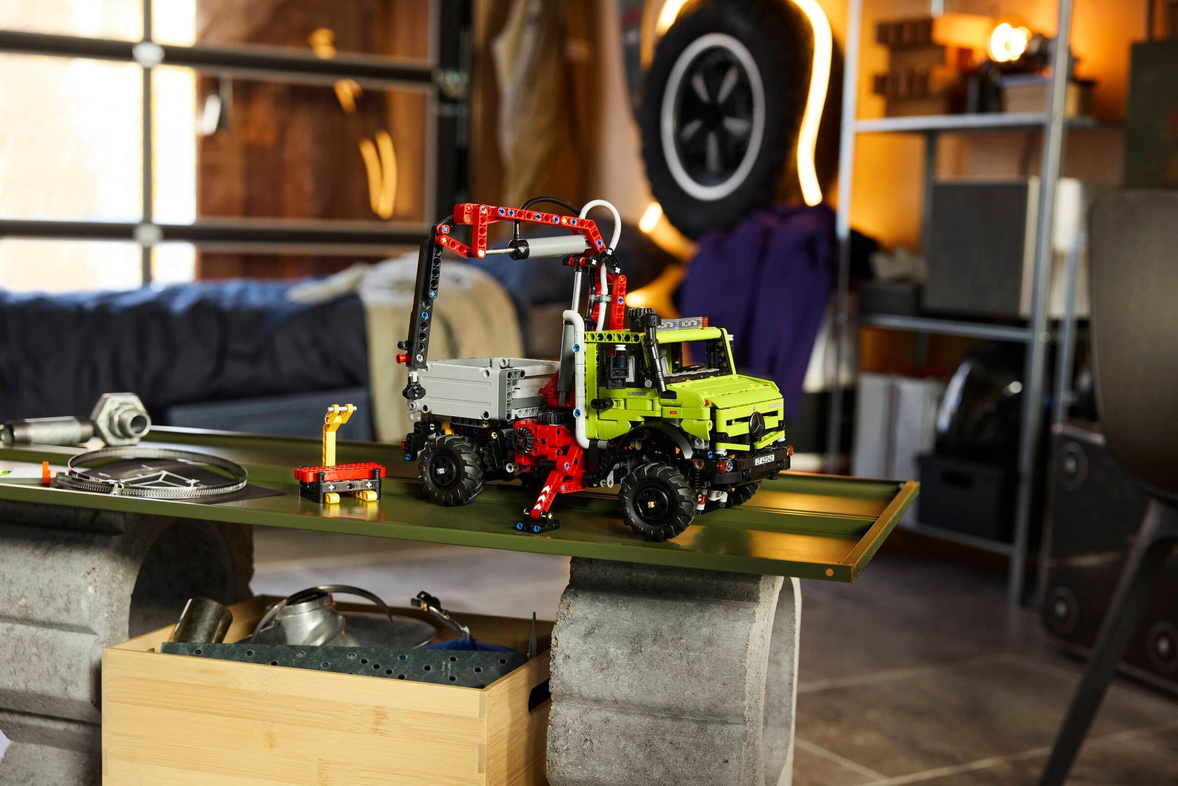 Mercedes-Benz Unimog U 5023 with Crane